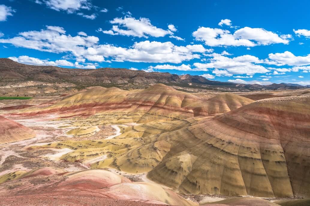 foto de un desierto con montañas multicolor