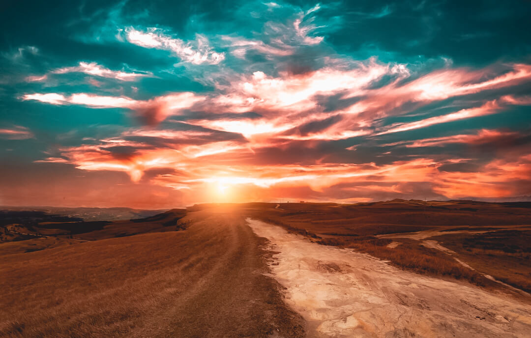 foto de un desierto con una puesta de sol intensa en colores de fuego