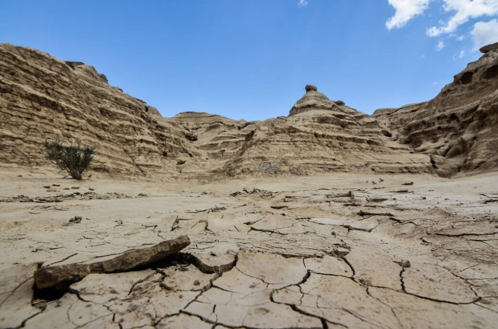 desierto con formaciones rocosas