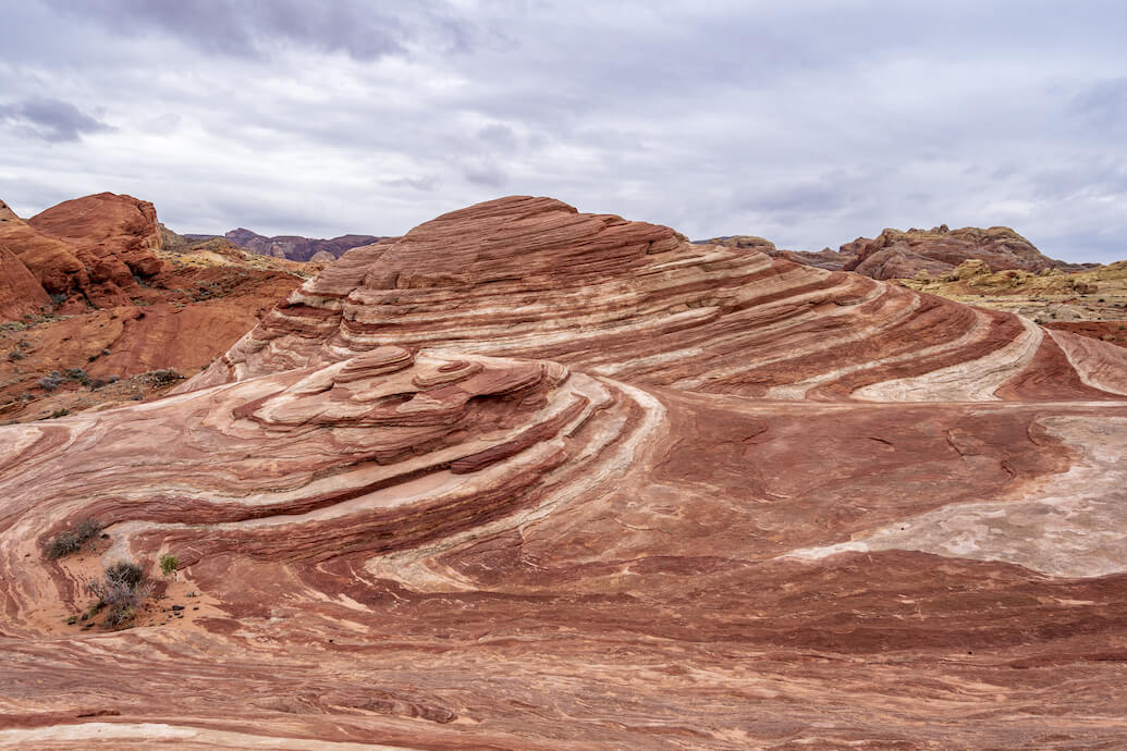 Foto de un desierto rocoso con un camino que se torna circular alrededor de su centro